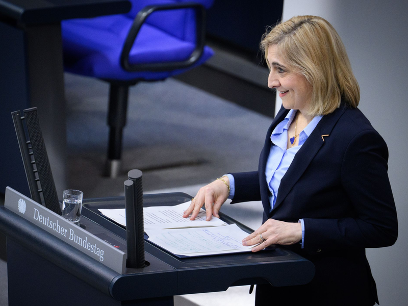 Gesundheitsministerin Nina Warken brachte Ănderungen an der Krankenhausreform durch den Bundestag. - Foto: Bernd von Jutrczenka/dpa