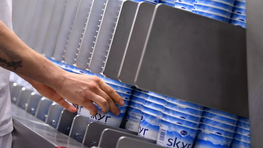 Skyr ist vom Geschmack her ähnlich wie Joghurt und Quark. - Bild: Martin Schutt/zb/dpa