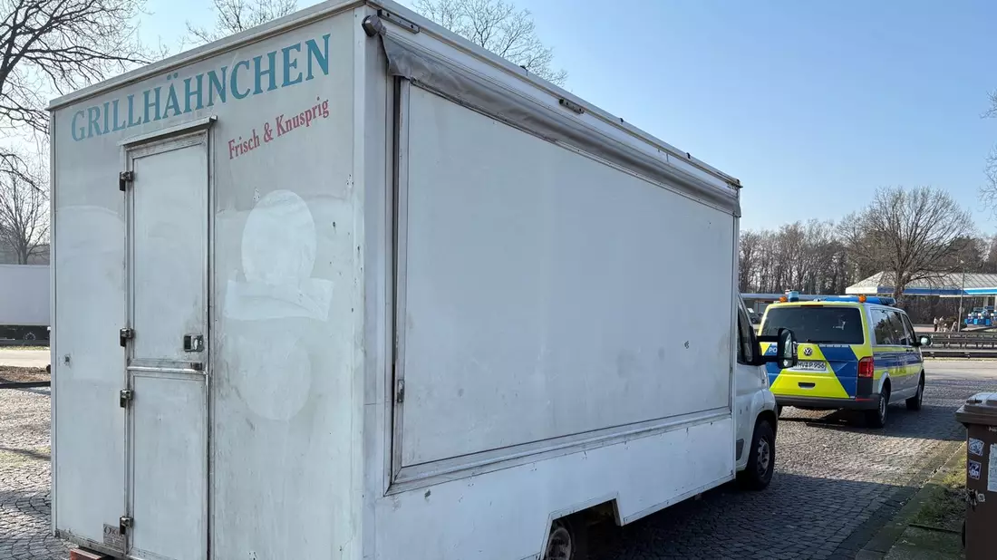 POL-OLD: Viele Verstöße bei Kontrolle von Tier- und Lebensmitteltransporten auf der A1 bei Wildeshausen festgestellt +++ Gravierende Mängel bei einem Hähnchengrillwagen +++ - Bild: presseportal.de