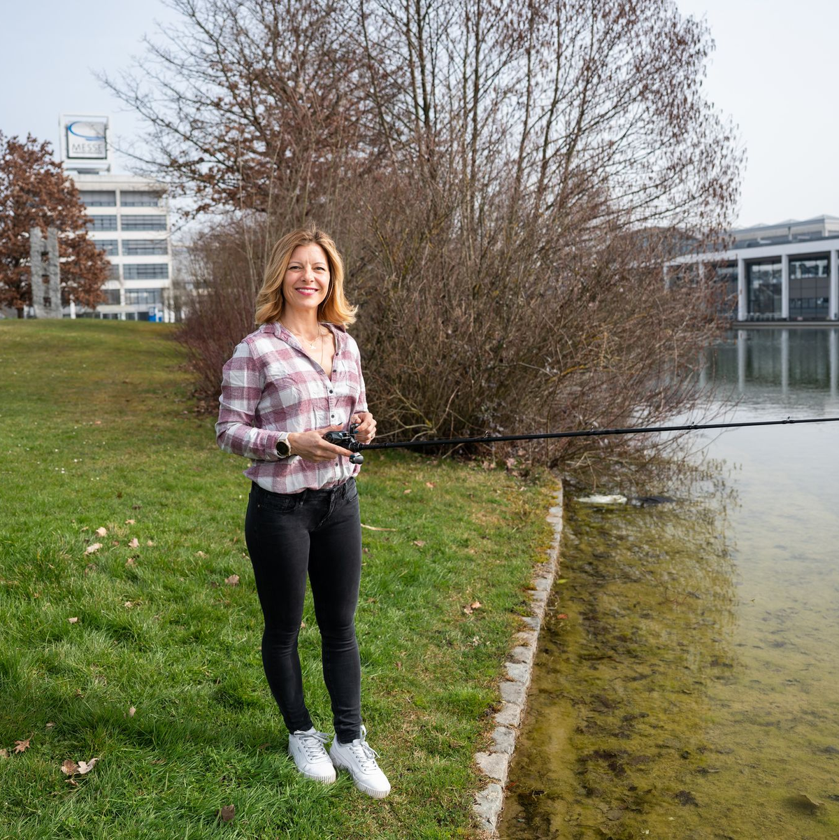 Die Anglerin will mehr Frauen von dem Hobby überzeugen.  - Foto: Silas Stein/dpa