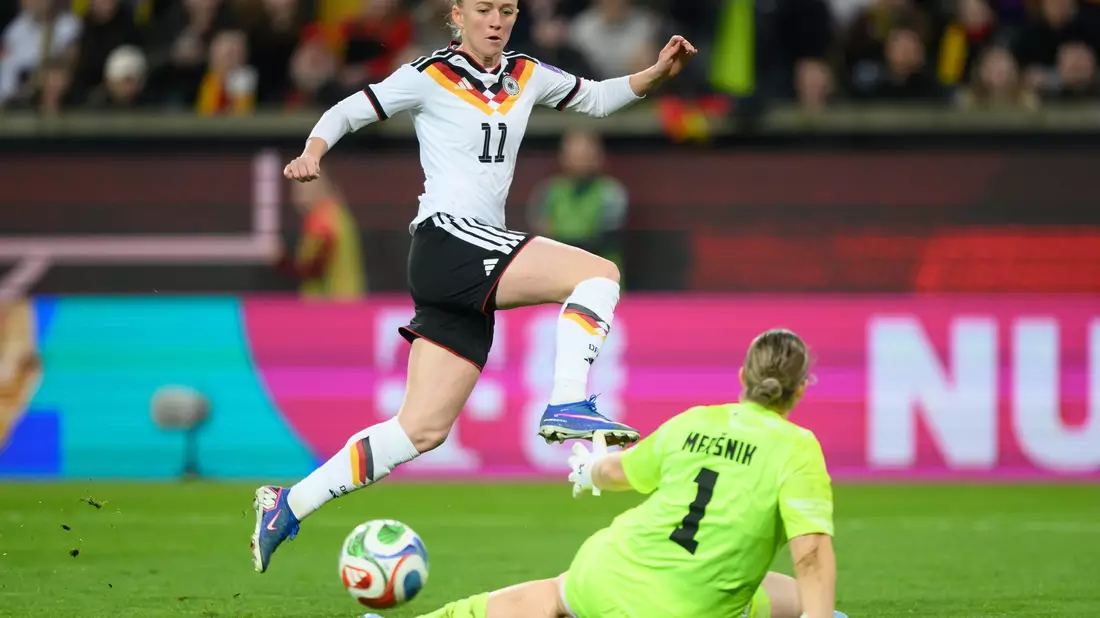 Nächste Hürde überspringen: der Auftrag für Lea Schüller und Co. vor dem Duell mit Norwegen. - Bild: Robert Michael/dpa