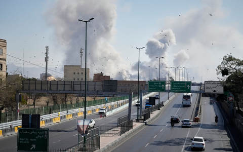 Seit Samstag greifen die USA und Israel Ziele im Iran an. - Foto: Vahid Salemi/AP/dpa