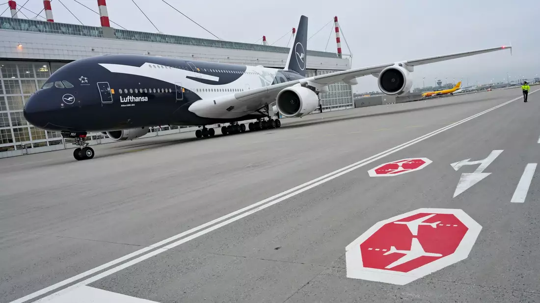 Lufthansa lässt sieben Jets verschiedener Flugzeugtypen in einer Jubiläumslackierung starten.  - Bild: Malin Wunderlich/dpa
