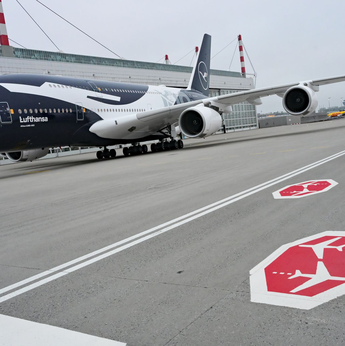 Lufthansa lässt sieben Jets verschiedener Flugzeugtypen in einer Jubiläumslackierung starten.  - Foto: Malin Wunderlich/dpa