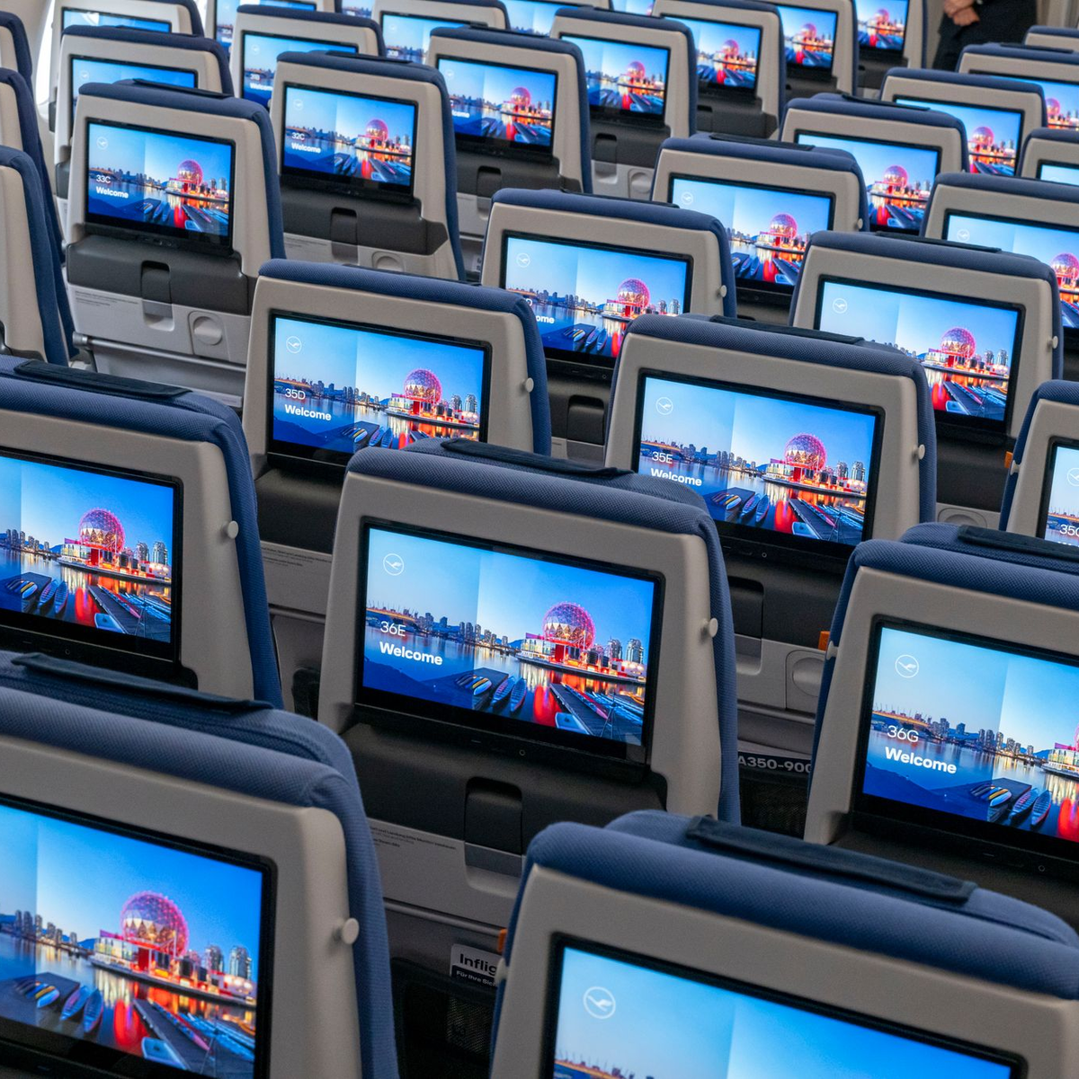 Auch in der Economy-Class bringt die neue Allegris-Kabine Innovationen für die Passagiere.  - Foto: Peter Kneffel/dpa