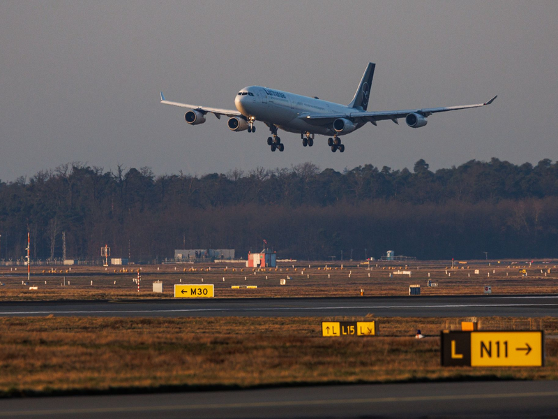 Der erste Evakuierungsflug im Auftrag der Bundesregierung war am frühen Donnerstagmorgen am Frankfurter Flughafen gelandet.  - Foto: Hannes P. Albert/dpa