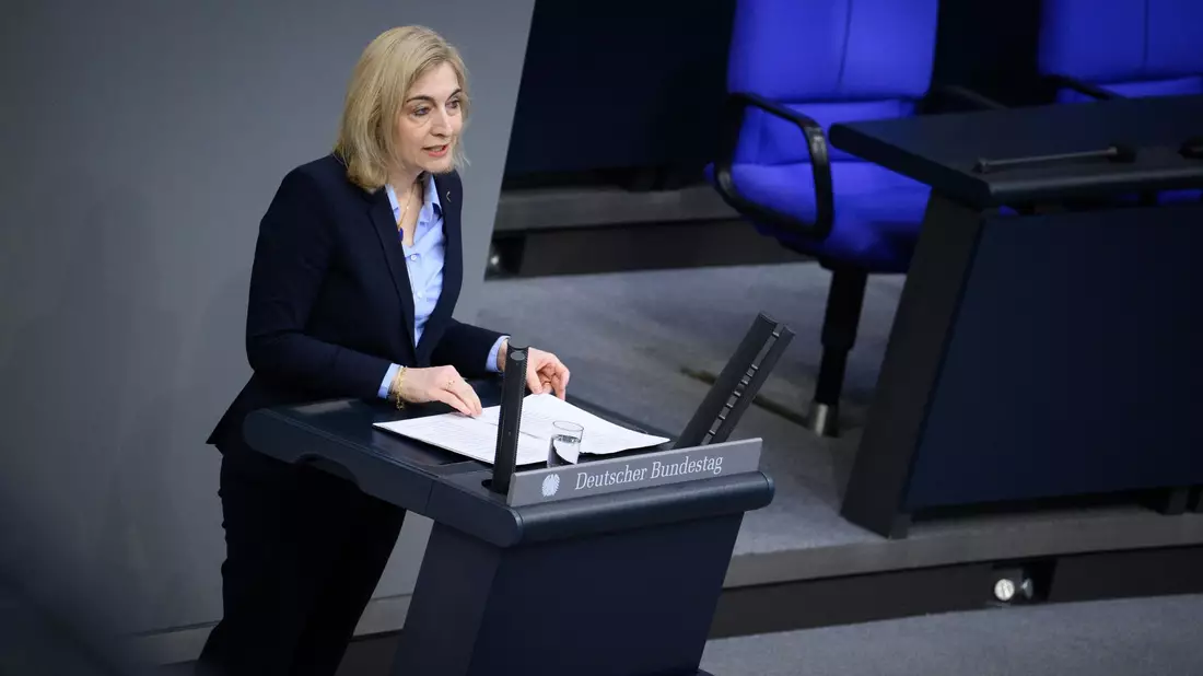 Das Gesetz von Gesundheitsministerin Nina Warken soll eine flexiblere Umsetzung vor Ort ermöglichen.  - Bild: Bernd von Jutrczenka/dpa