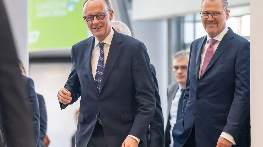 Bundeskanzler Friedrich Merz blieb nach dem Spitzengespräch mit der Wirtschaft in Sachen Tankrabatt zurückhaltend.  - Bild: Peter Kneffel/dpa