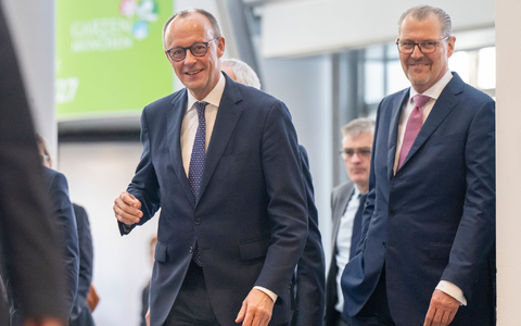 Bundeskanzler Friedrich Merz blieb nach dem Spitzengespräch mit der Wirtschaft in Sachen Tankrabatt zurückhaltend.  - Foto: Peter Kneffel/dpa