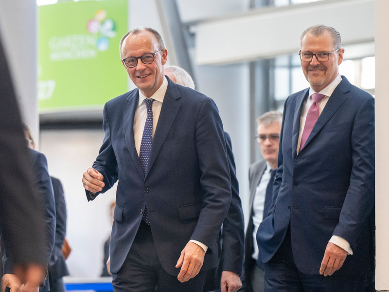 Bundeskanzler Friedrich Merz blieb nach dem Spitzengespräch mit der Wirtschaft in Sachen Tankrabatt zurückhaltend.  - Foto: Peter Kneffel/dpa