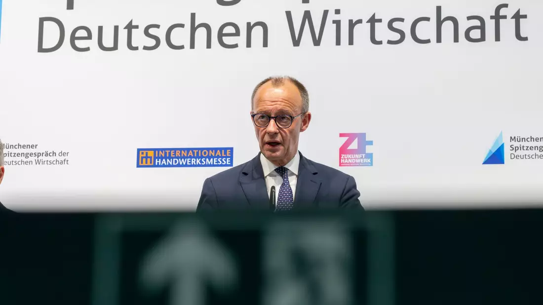 Kanzler Merz steht unter zunehmendem Druck der Wirtschaft. - Bild: Peter Kneffel/dpa