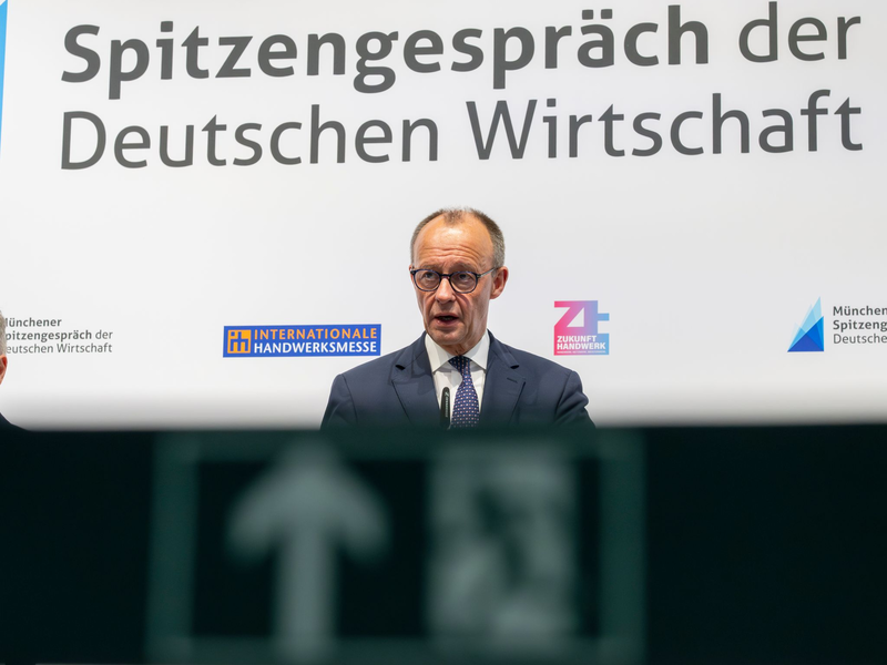 Kanzler Merz steht unter zunehmendem Druck der Wirtschaft. - Foto: Peter Kneffel/dpa