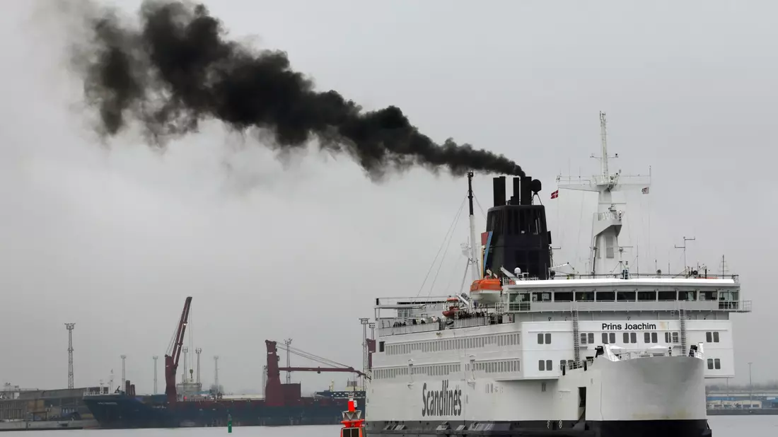 Ein Fährschiff stößt 2013 im Ostseebad Rostock-Warnemünde eine Abgaswolke aus. (Archivbild) - Bild: picture alliance / ZB
