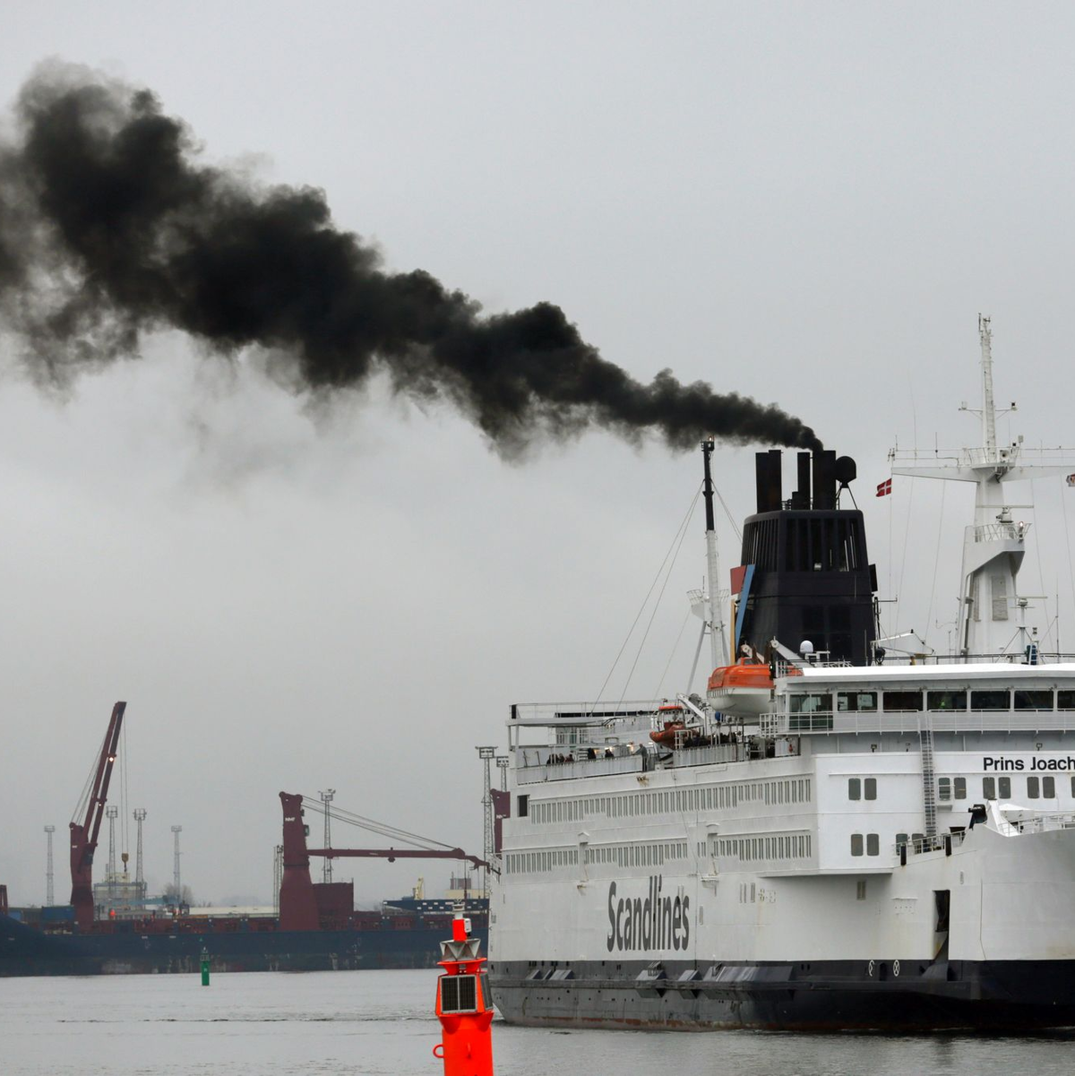 Ein Fährschiff stößt 2013 im Ostseebad Rostock-Warnemünde eine Abgaswolke aus. (Archivbild) - Foto: picture alliance / ZB