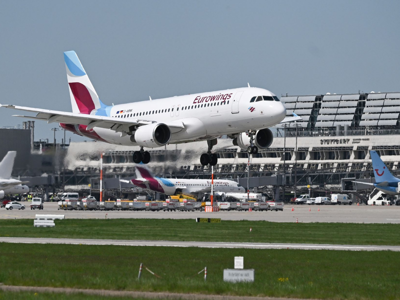 Auch bei Eurowings machen sich die Piloten streikbereit. (Archivbild) - Foto: Bernd Weißbrod/dpa