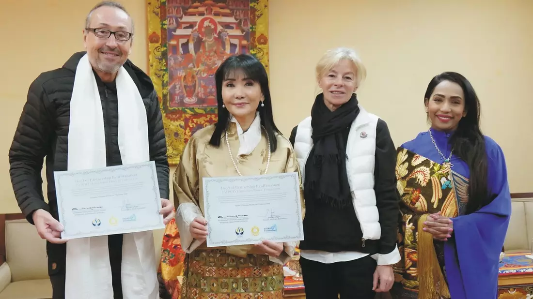 Stärkung der Bildung in Bhutan: Ihre Majestät die Königinmutter von Bhutan und Wolfgang Egger, Gründer der PATRIZIA Foundation, bekräftigen langfristige Partnerschaft - Bild: presseportal.de