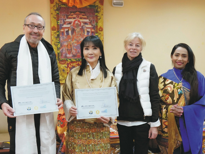Stärkung der Bildung in Bhutan: Ihre Majestät die Königinmutter von Bhutan und Wolfgang Egger, Gründer der PATRIZIA Foundation, bekräftigen langfristige Partnerschaft - Foto: presseportal.de