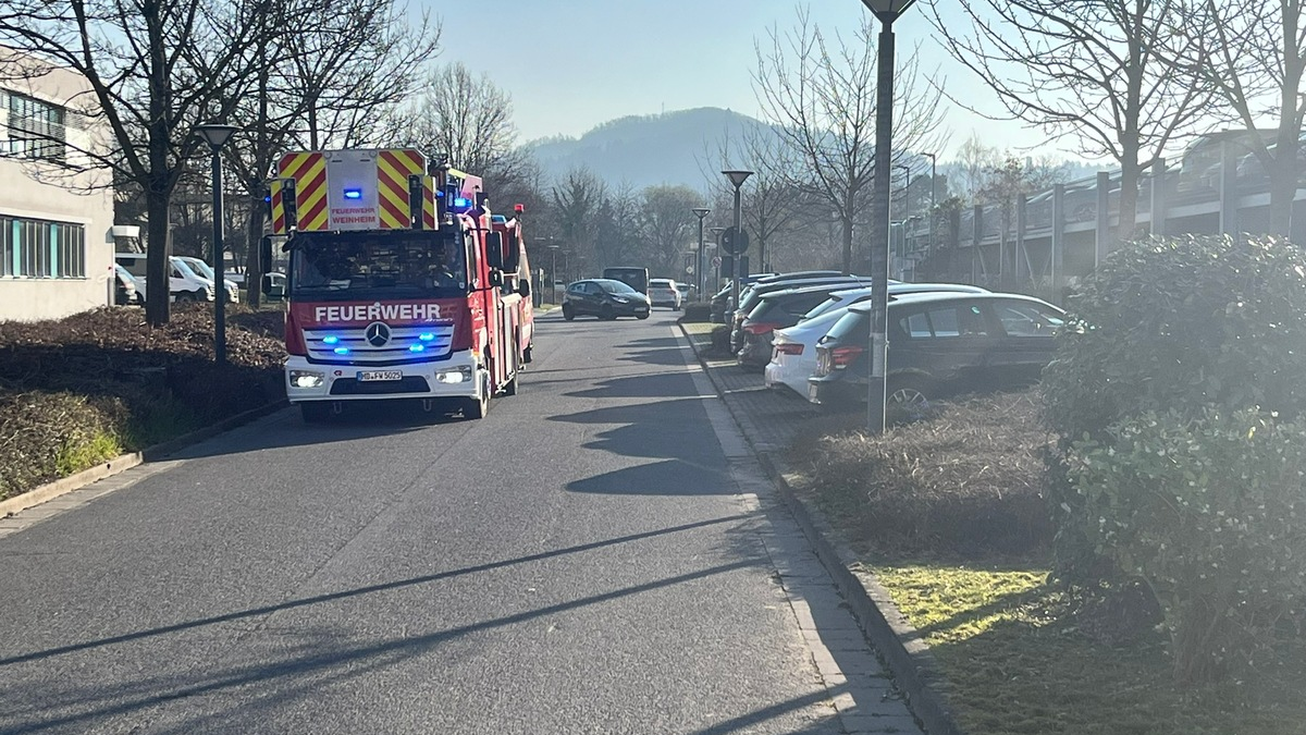 FW Weinheim: Feuerwehr Weinheim bei Brandmeldealarm und Rettungsdiensteinsatz gefordert - Foto: presseportal.de