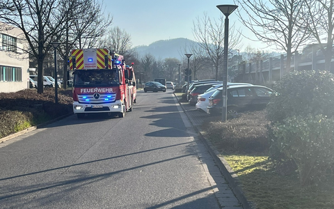 FW Weinheim: Feuerwehr Weinheim bei Brandmeldealarm und Rettungsdiensteinsatz gefordert - Foto: presseportal.de
