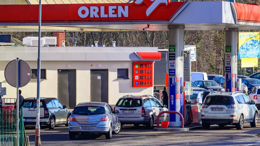 In Polen lockt billigerer Sprit - teilweise kam es zu Schlangen an Tankstellen. - Bild: Patrick Pleul/dpa