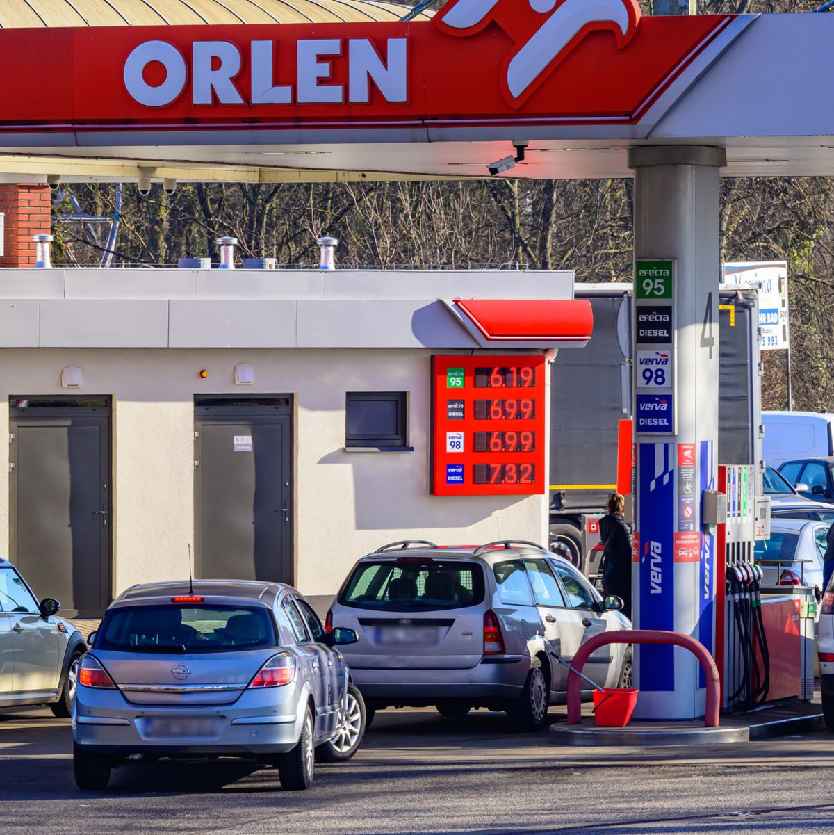 In Polen lockt billigerer Sprit - teilweise kam es zu Schlangen an Tankstellen. - Foto: Patrick Pleul/dpa