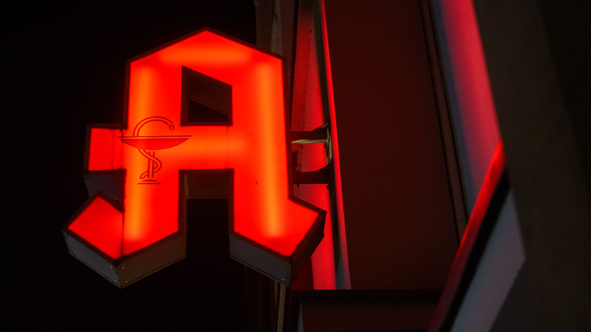 Das Pharmaunternehmen Zentiva hat eine Charge des Medikaments Ibuflam mit dem Wirkstoff Ibuprofen von Großhändlern und Apothekern zurückgerufen. (Symbolbild) - Foto: Julian Stratenschulte/dpa