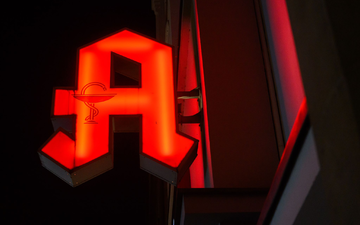 Das Pharmaunternehmen Zentiva hat eine Charge des Medikaments Ibuflam mit dem Wirkstoff Ibuprofen von Großhändlern und Apothekern zurückgerufen. (Symbolbild) - Foto: Julian Stratenschulte/dpa