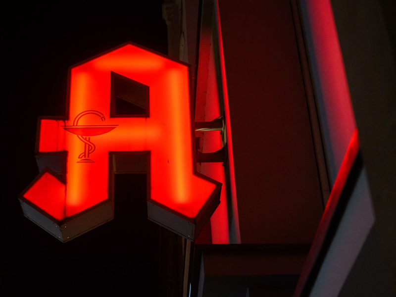 Das Pharmaunternehmen Zentiva hat eine Charge des Medikaments Ibuflam mit dem Wirkstoff Ibuprofen von Großhändlern und Apothekern zurückgerufen. (Symbolbild) - Foto: Julian Stratenschulte/dpa