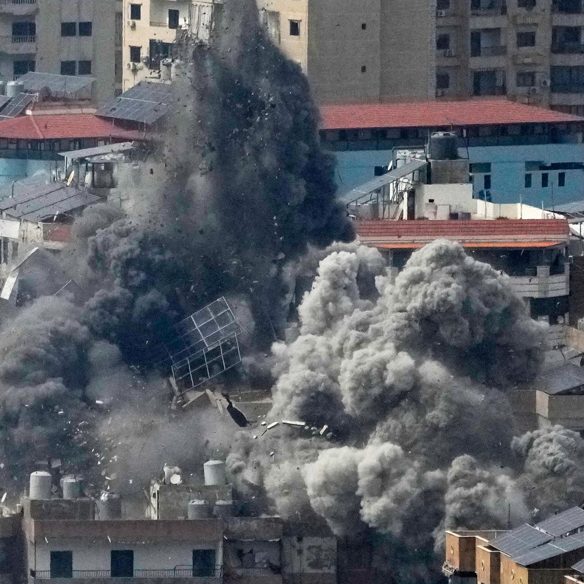 Nach Raketenbeschuss der Hisbollah greift Israel auch wieder Ziele im Libanon an.  - Foto: Hussein Malla/AP/dpa