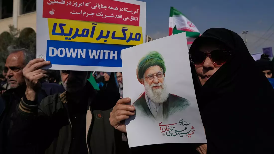 Anhänger der iranischen Regierung protestieren gegen die Angriffe.   - Bild: Vahid Salemi/AP/dpa