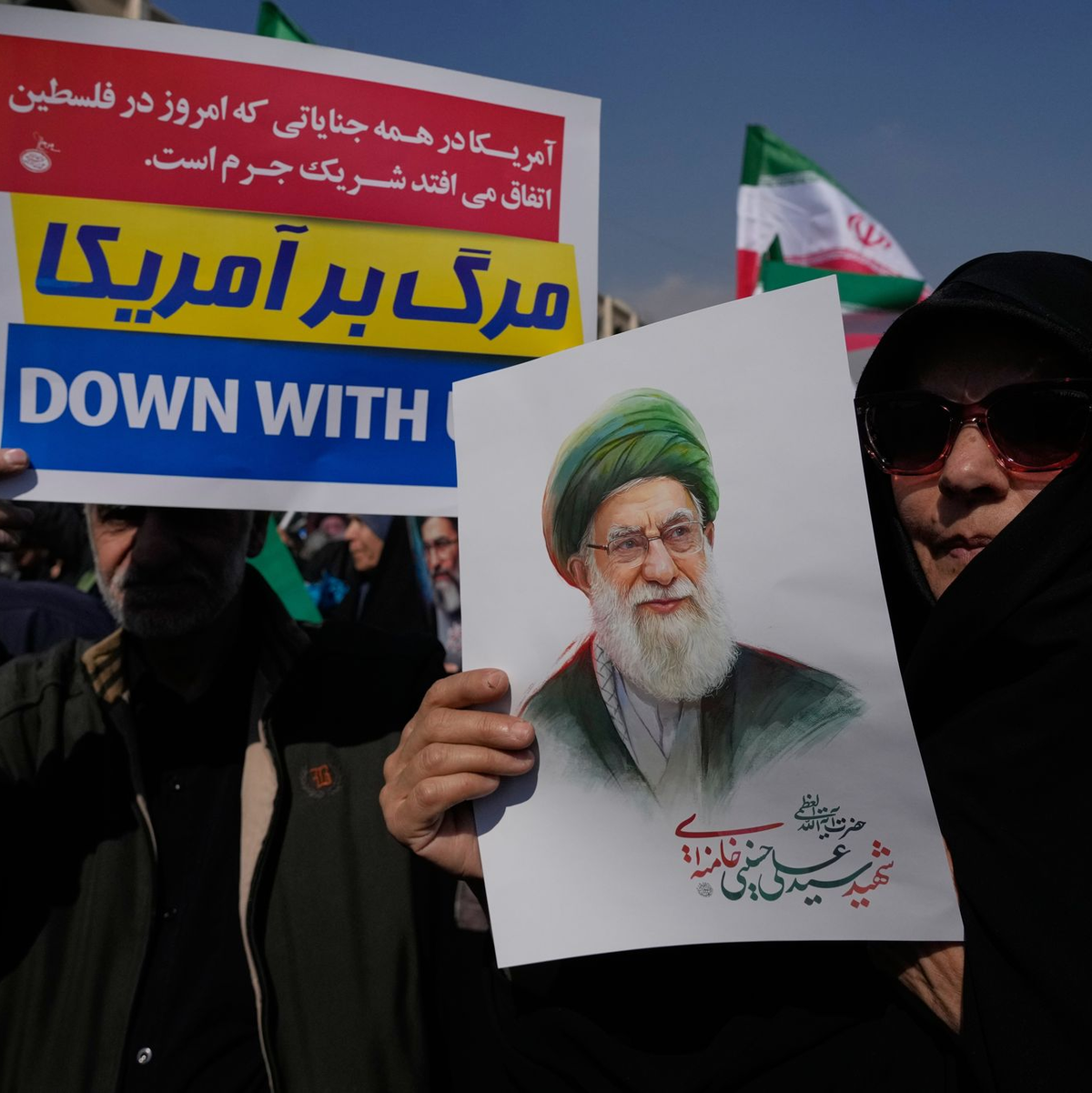 Anhänger der iranischen Regierung protestieren gegen die Angriffe.   - Foto: Vahid Salemi/AP/dpa