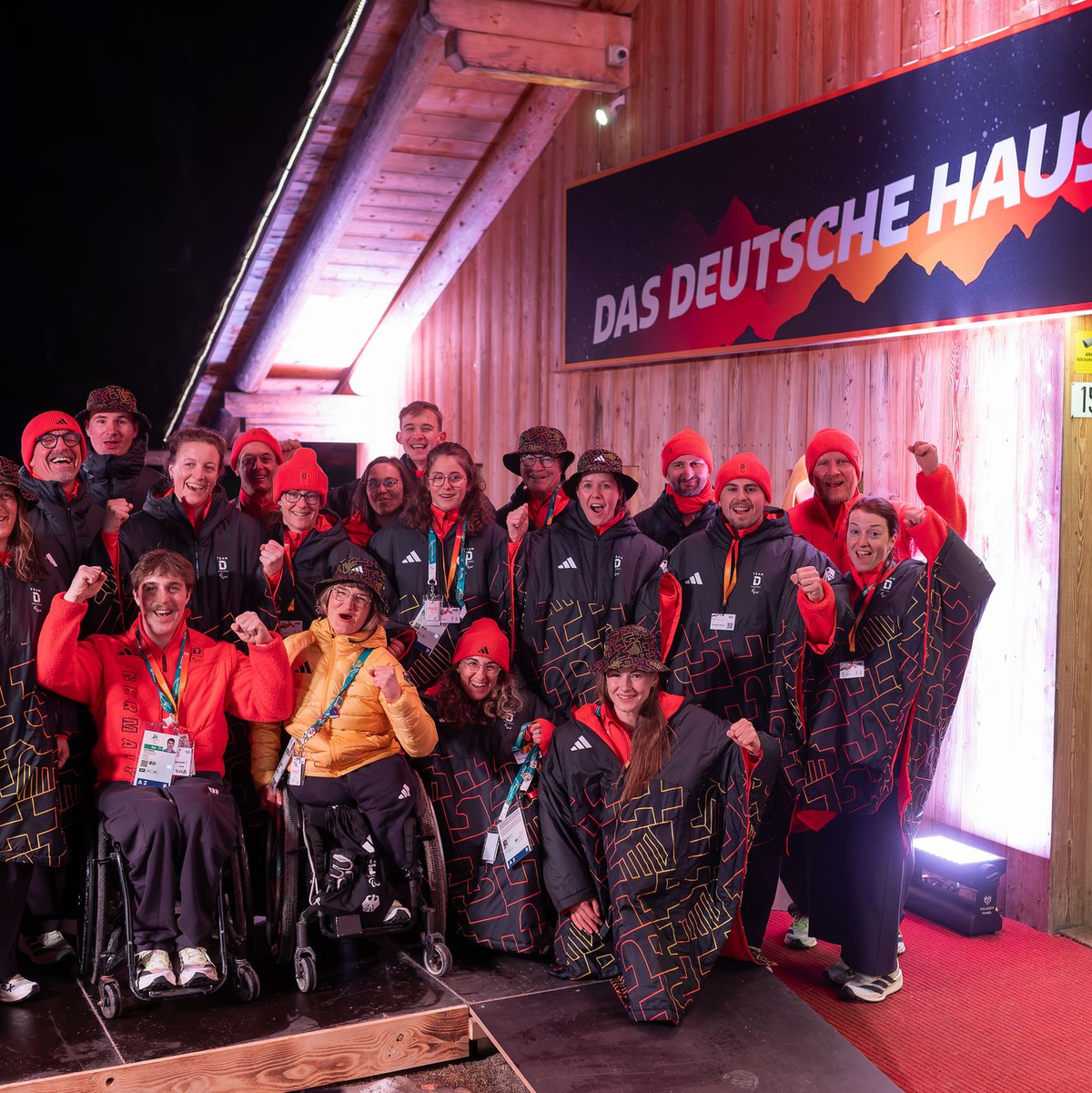 Jubel am Deutschen Haus in Cortina: Das Alpin-Team. - Foto: Philipp von Ditfurth/dpa