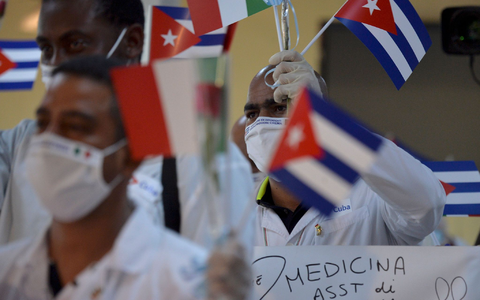 Kubanische Sanitätsbrigaden sind in vielen Ländern der Karibik im Einsatz. - Foto: Yamil Lage/AFP/AP/dpa