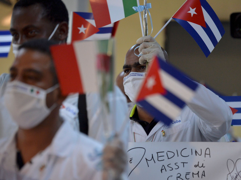Kubanische Sanitätsbrigaden sind in vielen Ländern der Karibik im Einsatz. - Foto: Yamil Lage/AFP/AP/dpa