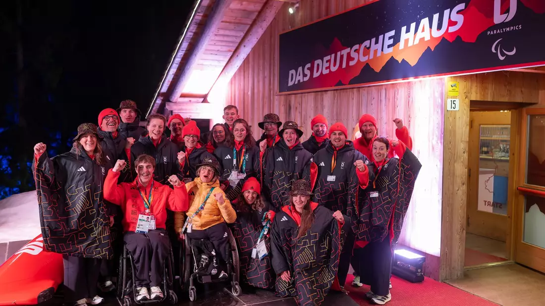 Das deutsche Alpin-Team vor der Eröffnungsfeier am Deutschen Haus. - Bild: Philipp von Ditfurth/dpa