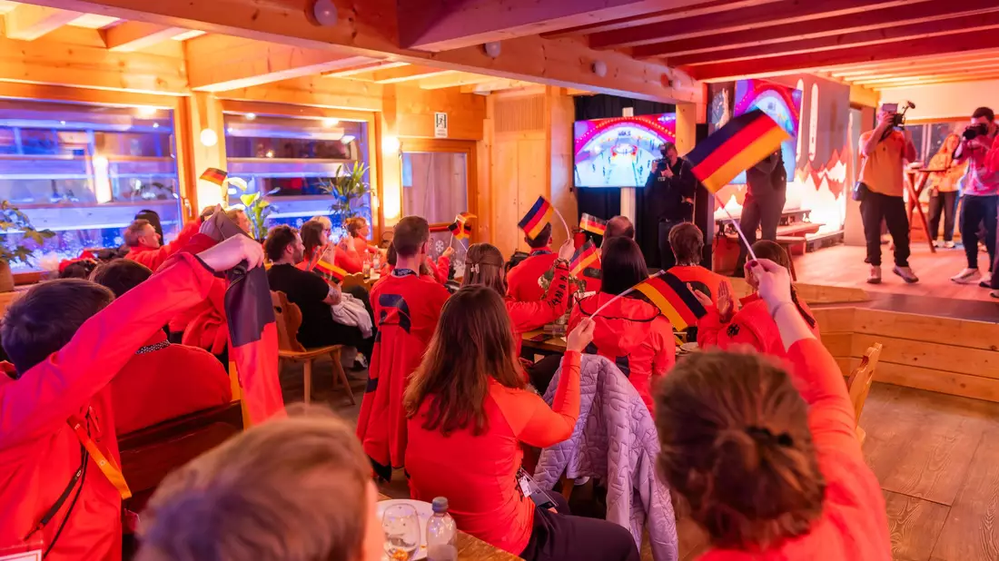 Fähnchen schwenken während der Eröffnung: Das deutsche Alpin-Team. - Bild: Philipp von Ditfurth/dpa
