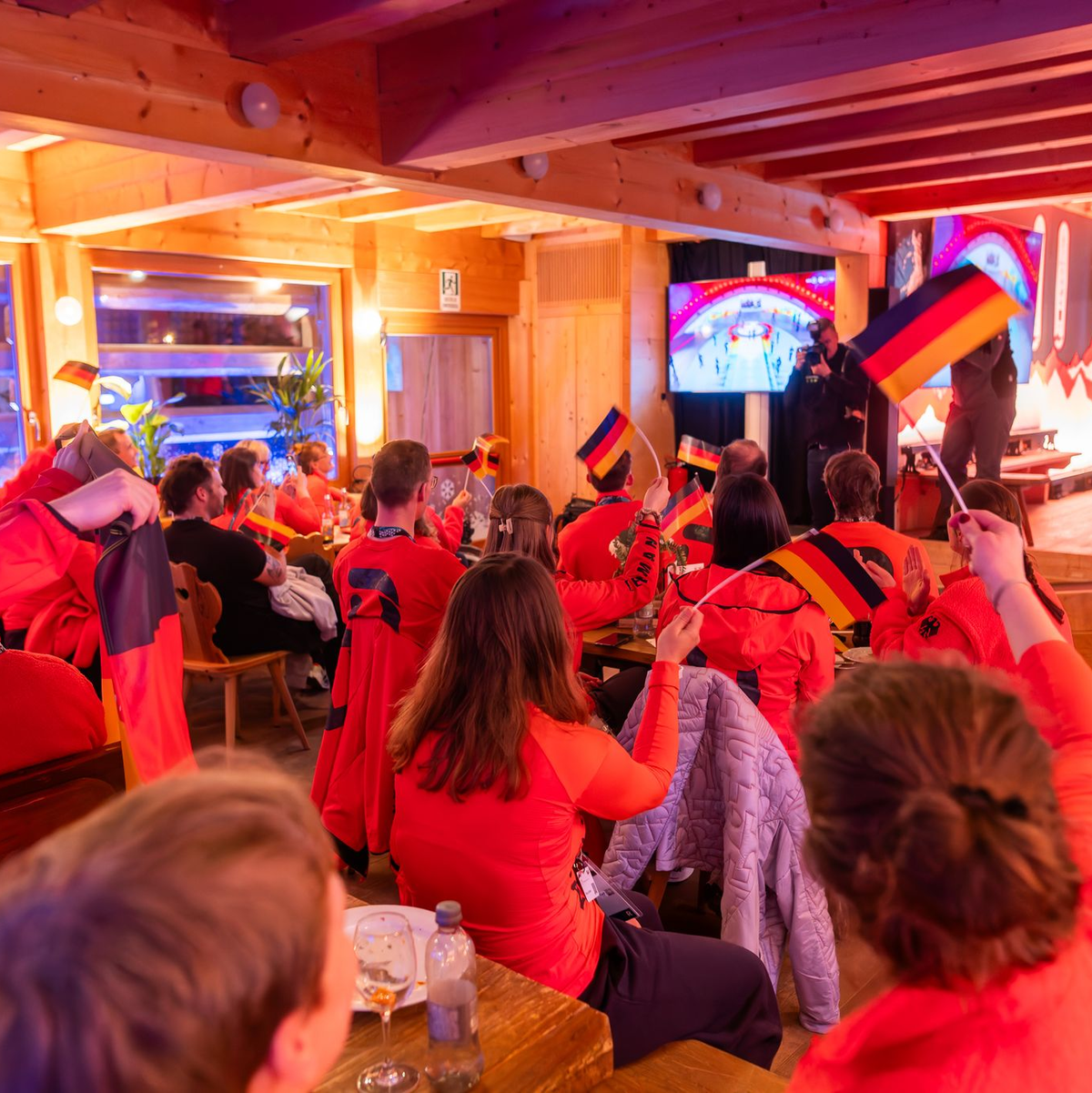 Fähnchen schwenken während der Eröffnung: Das deutsche Alpin-Team. - Foto: Philipp von Ditfurth/dpa