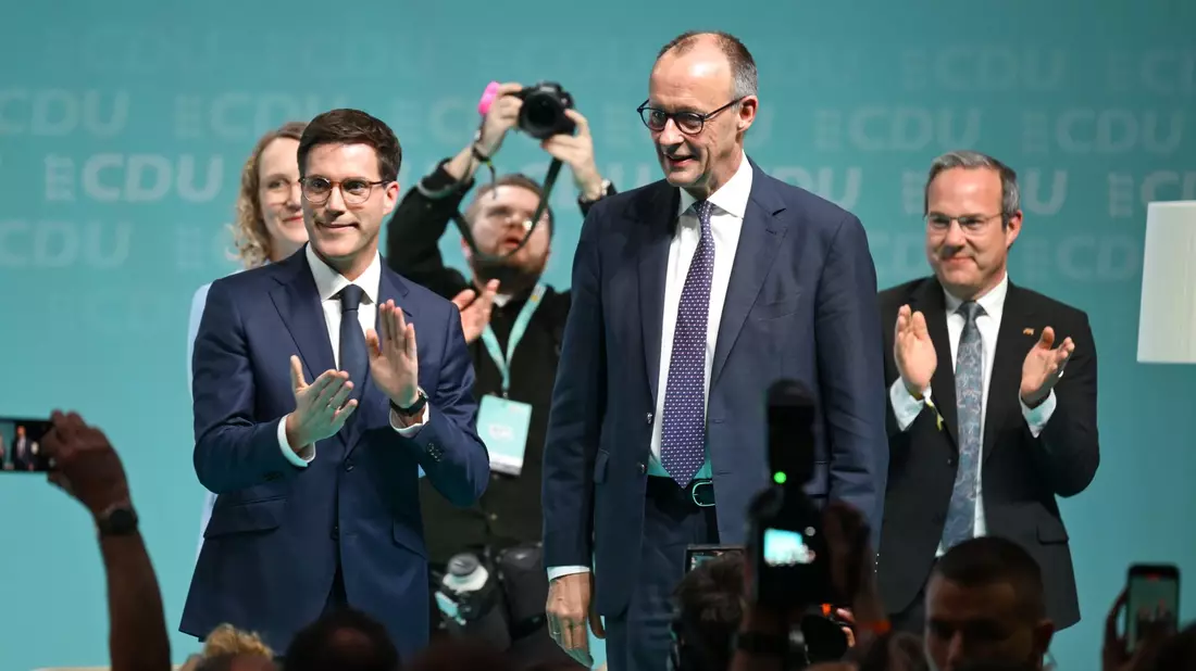 Auch für Merz ist die Wahl am Sonntag eine wichtige. - Bild: Felix Kästle/dpa