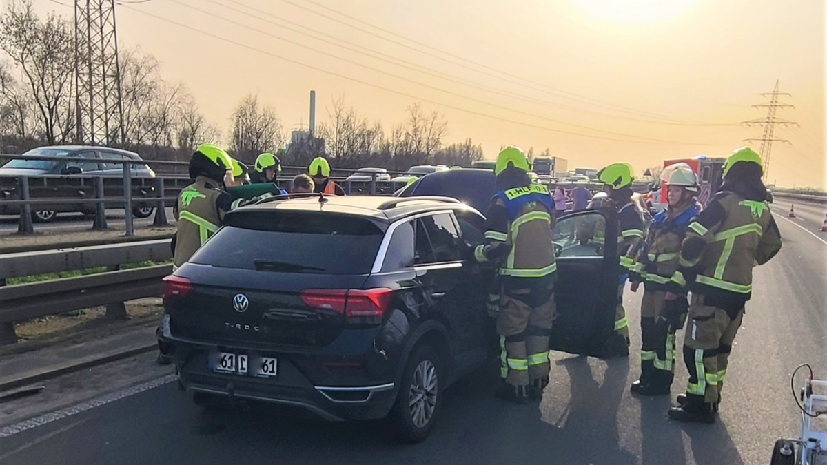 FW-OB: Verkehrsunfall auf der BAB 42 - Foto: presseportal.de