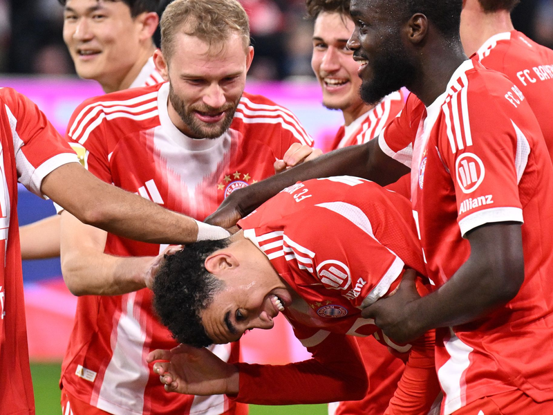 Der FC Bayern um die Torschützen Konrad Laimer und Jamal Musiala (m) bejubelt den nächsten Sieg auf dem Weg zum Titel. - Foto: Harry Langer/dpa