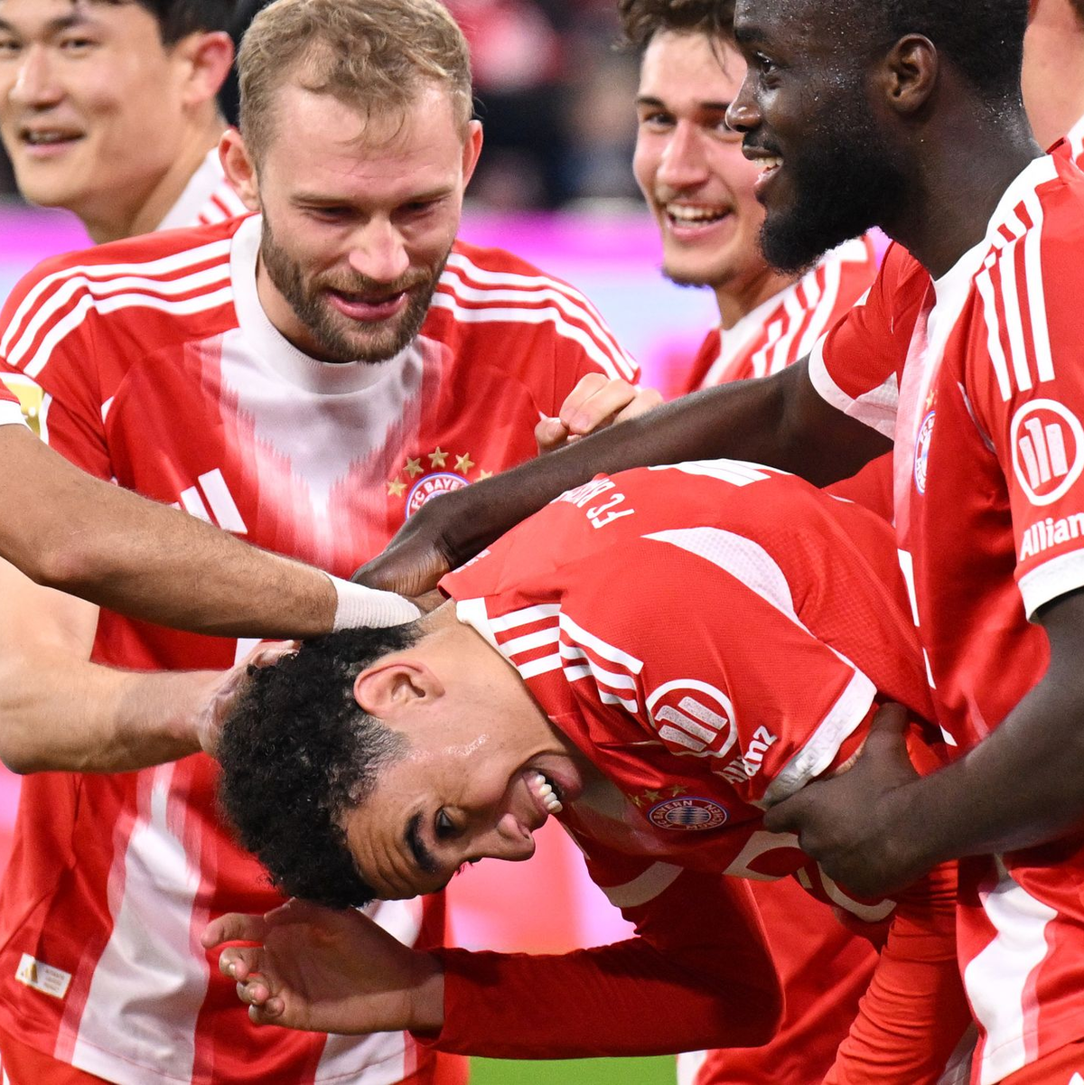 Der FC Bayern um die Torschützen Konrad Laimer und Jamal Musiala (m) bejubelt den nächsten Sieg auf dem Weg zum Titel. - Foto: Harry Langer/dpa