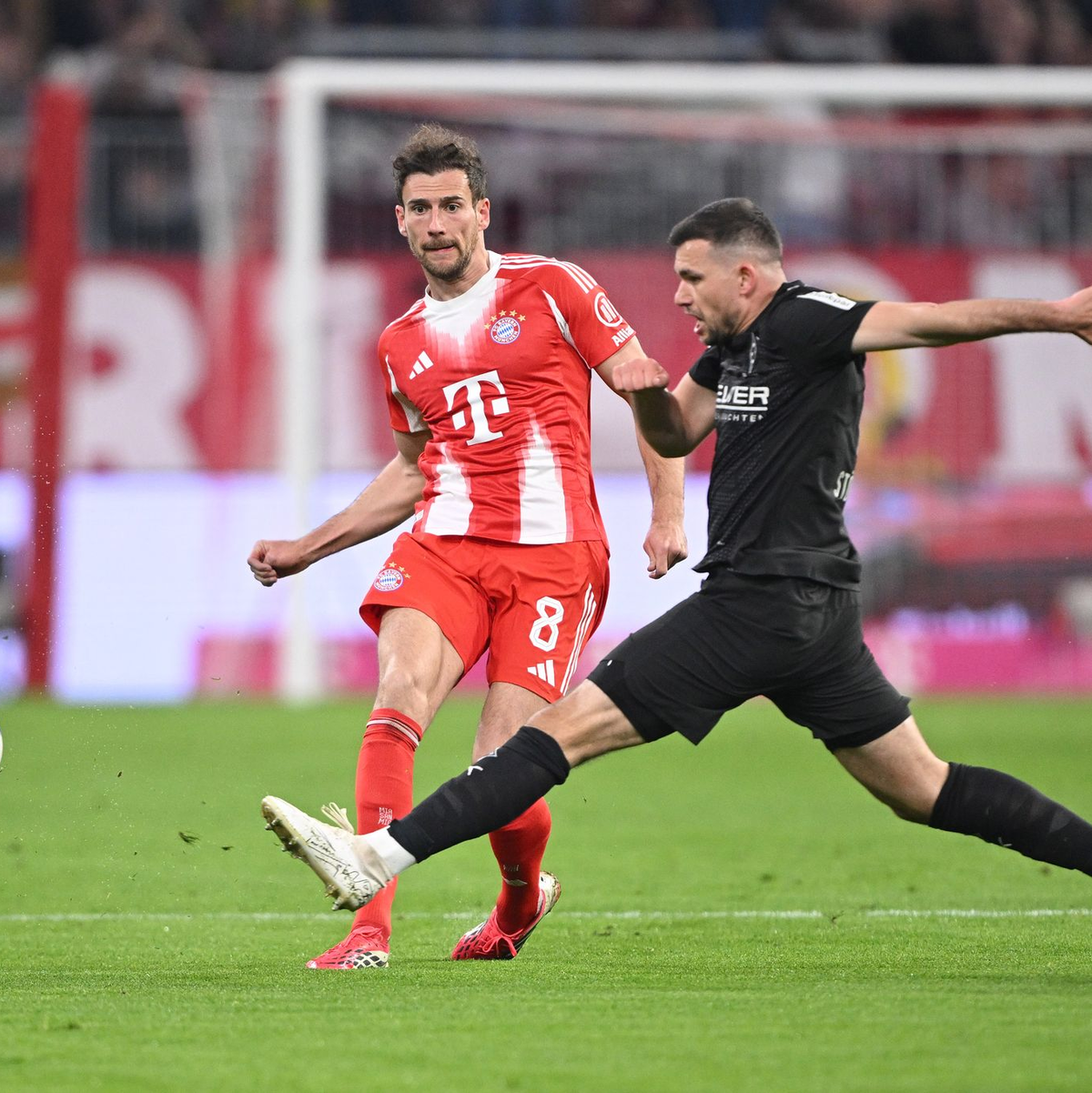 Spielte nach lobenden Worten vom Bundestrainer stark auf: Leon Goretzka (l). - Foto: Harry Langer/dpa