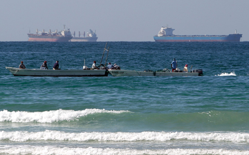 Immer wieder werden Schiffe in der Meerenge von Geschossen getroffen. (Archivbild) - Foto: Kamran Jebreili/AP/dpa