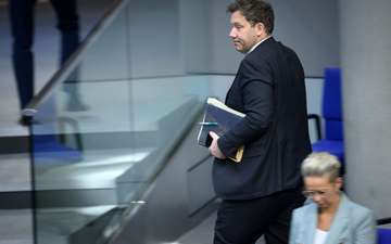 Bundesfinanzminister Lars Klingbeil (SPD) lehnt den Vorstoß der Länder nach mehr Finanzzusagen des Bundes ab. - Foto: Bernd von Jutrczenka/dpa