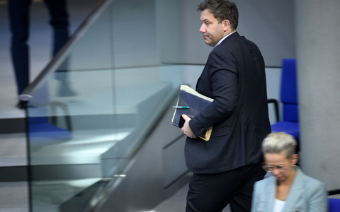 Bundesfinanzminister Lars Klingbeil (SPD) lehnt den Vorstoß der Länder nach mehr Finanzzusagen des Bundes ab. - Foto: Bernd von Jutrczenka/dpa