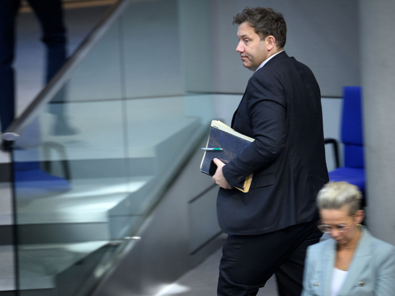 Bundesfinanzminister Lars Klingbeil (SPD) lehnt den Vorstoß der Länder nach mehr Finanzzusagen des Bundes ab. - Foto: Bernd von Jutrczenka/dpa