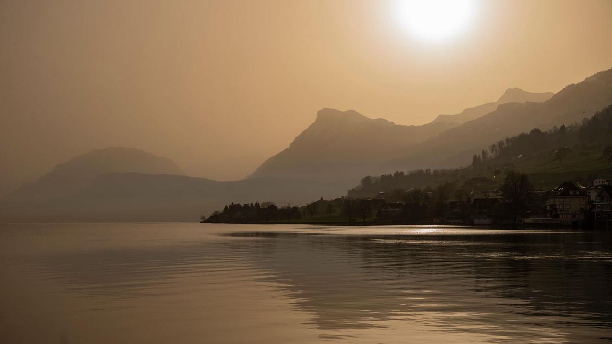Der Saharastaub, den wir in Europa beobachteten, komme aus der nördlichen Sahara, erklärt Andreas Walter, Meteorologe beim Deutschen Wetterdienst. - Foto: Urs Flueeler/KEYSTONE/dpa