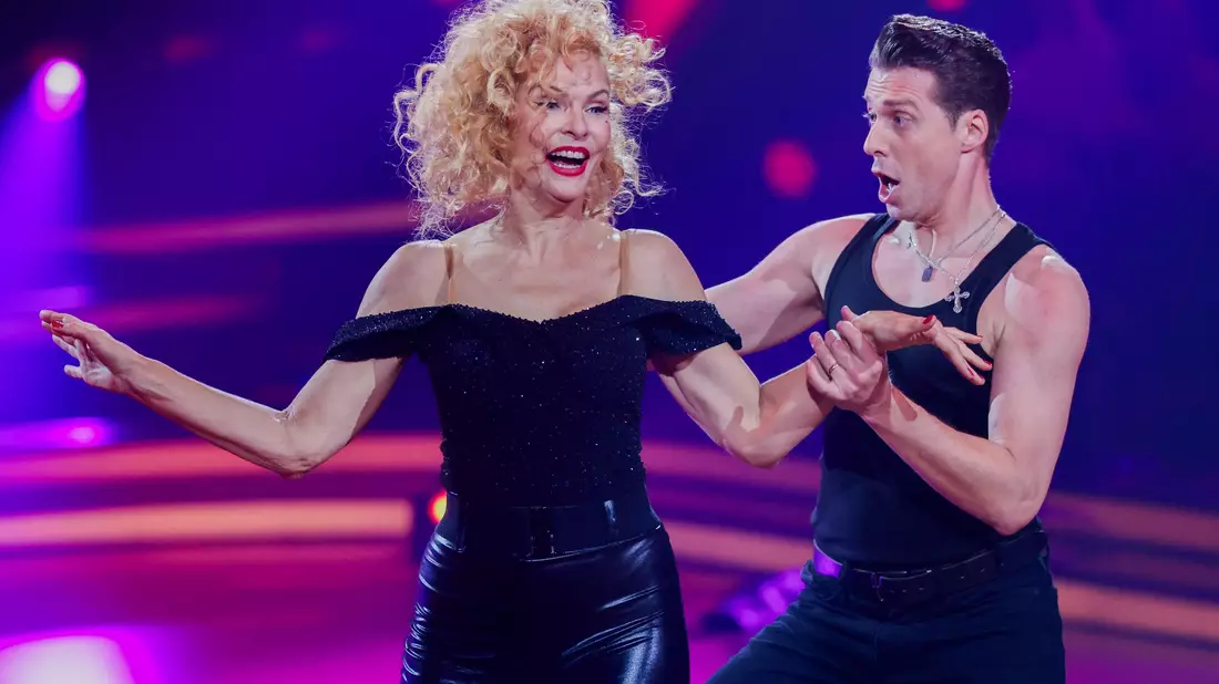 Sonya Kraus und ihr Partner Valentin Lusin tanzten einen Charleston. - Bild: Rolf Vennenbernd/dpa