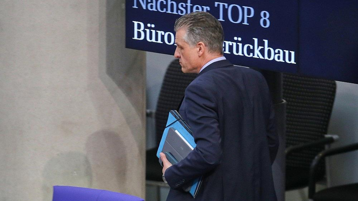 Thorsten Frei vor Anzeigetafel mit Stichwort 