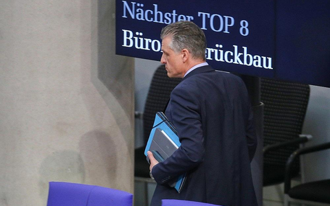 Thorsten Frei vor Anzeigetafel mit Stichwort Bürokratieabbau (Archiv) - Foto: via dts Nachrichtenagentur